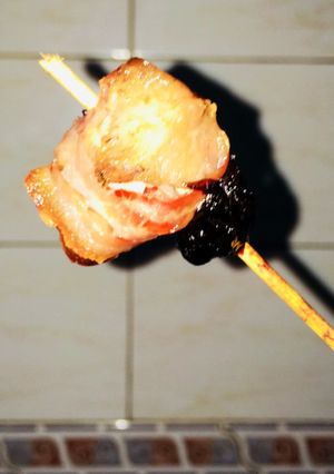 Una foto de Pinchos de molleja, panceta y ciruela
