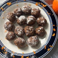 A picture of Cocoa peanut butter energy balls.