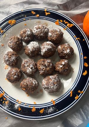 A picture of Cocoa peanut butter energy balls.