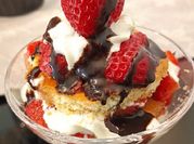 Una foto de postre trifle chocolate