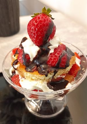 Una foto de Triffle de frutillas 🍓 y chocolate 🍫