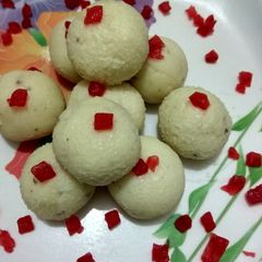 A picture of Milk powder ladoo.
