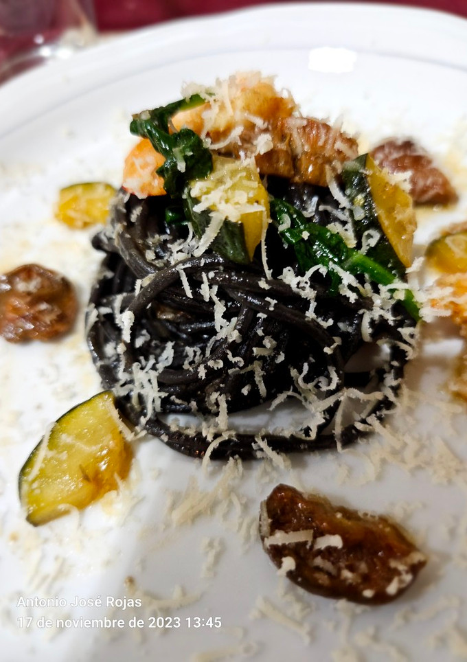 Una foto de Spaghetti negro ⚫️ con langostinos