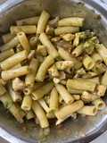 Pasta de pesto, pollo y cebolla