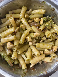 Una foto de Pasta de pesto, pollo y cebolla