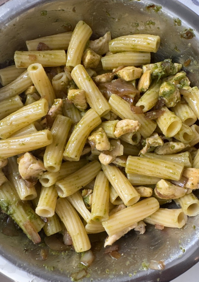 Una foto de Pasta de pesto, pollo y cebolla