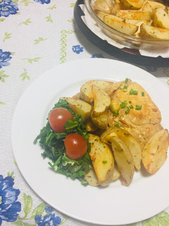 Una foto de Filetes de Cerdo al Ajillo con Papas al Horno con Finas Hierbas!