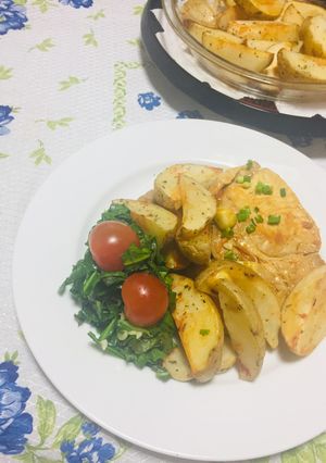 Una foto de Filetes de Cerdo al Ajillo con Papas al Horno con Finas Hierbas!