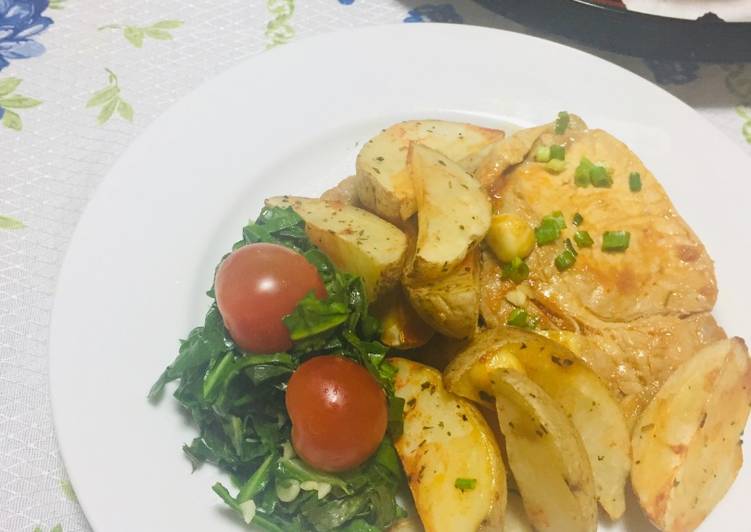 Filetes de Cerdo al Ajillo con Papas al Horno con Finas Hierbas!