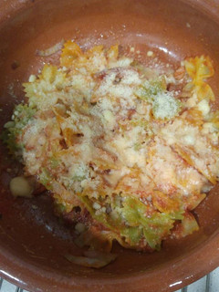 Una foto de Pasta con paté bacon tomate y queso