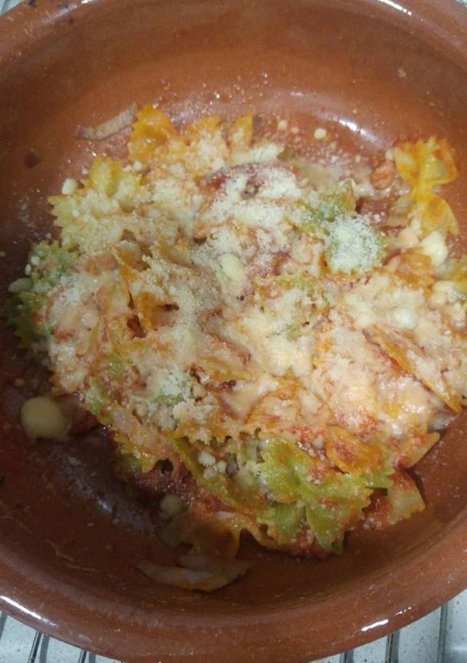 Una foto de Pasta con paté bacon tomate y queso