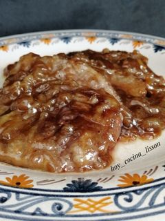 Una foto de Escalopines de ternera con salsa de cebolla caramelizada y reducción de Pedro Ximénez