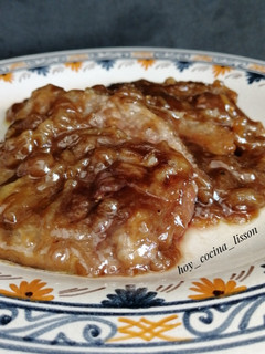 Una foto de Escalopines de ternera con salsa de cebolla caramelizada y reducción de Pedro Ximénez