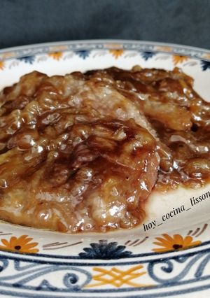 Una foto de Escalopines de ternera con salsa de cebolla caramelizada y reducción de Pedro Ximénez