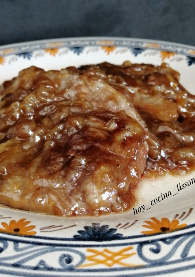 Una foto de Escalopines de ternera con salsa de cebolla caramelizada y reducción de Pedro Ximénez