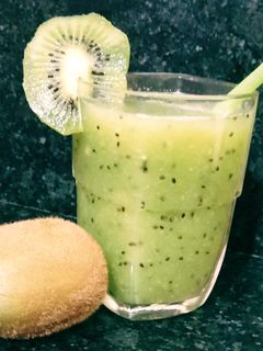 કિવી મોકટેલ(Kiwi Mocktail Recipe in Gujarati) રેસીપી મુખ્ય ફોટો