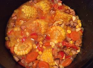 Una foto de Guiso de maíz con vegetales y jamón en olla a presión