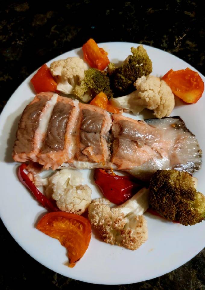 Смачна форель запечена у фользі з овочами