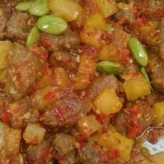 A picture of Balado kentang bola daging simple.