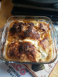 Tepsis csirkecombok hagymás-tejfölösen recept fotója