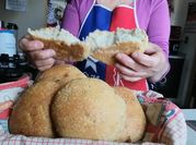 Una foto de pan de campo al horno