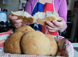 Una foto de Pan amasado con chicharrones como en el campo chileno