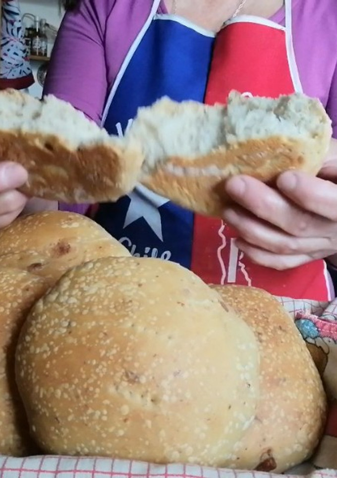 Una foto de Pan amasado con chicharrones como en el campo chileno