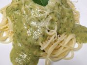 Una foto de spaghetti al pesto