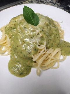 Una foto de Espaguetis con falso pesto de calabacín