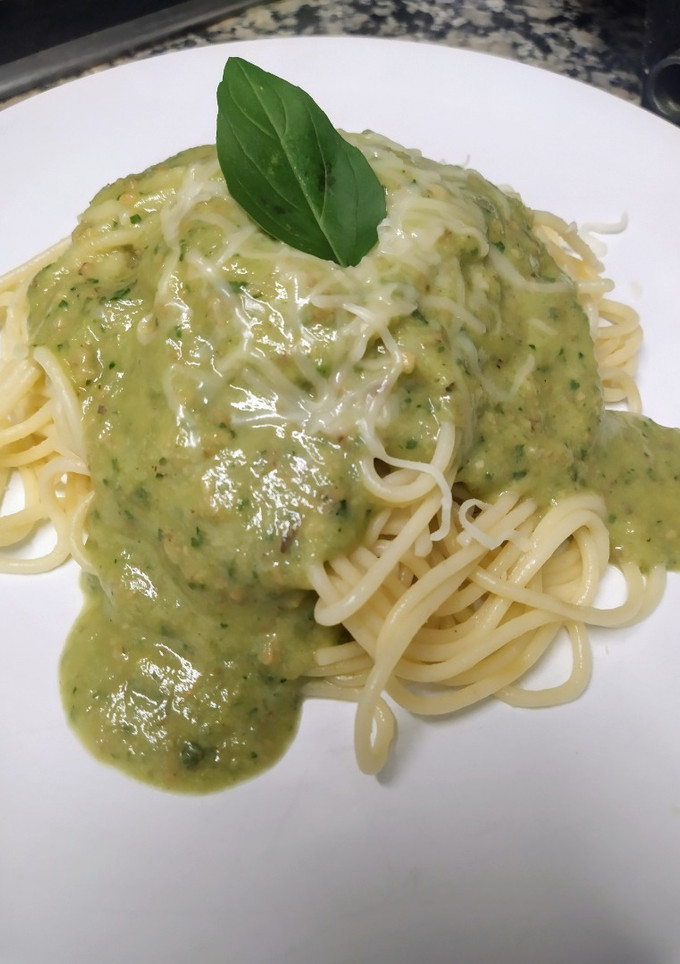 Una foto de Espaguetis con falso pesto de calabacín