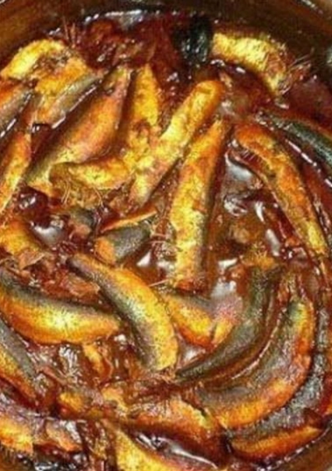 மண் சட்டி மத்தி மீன் குழம்பு (Maththi meen kulambu recipe in tam செய்முறை முக்கிய புகைப்படம்