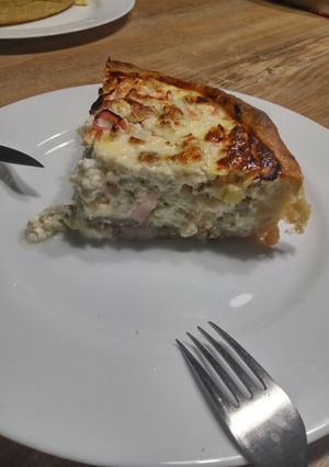 Фото Киш с рыбой и брынзой.