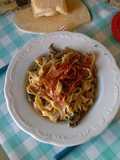 Tagliatelle al farro con funghi e speck croccante