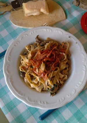 Foto di Tagliatelle al farro con funghi e speck croccante