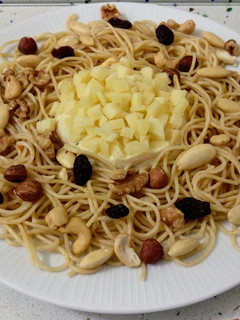 Foto principal de Espaguetis integrales con crema de queso y frutos secos