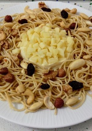 Una foto de Espaguetis integrales con crema de queso y frutos secos