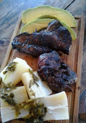 Una foto de Piernas de cordero asadas "ajo-romero-guayabita"