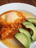 Huevos ahogados en salsa roja