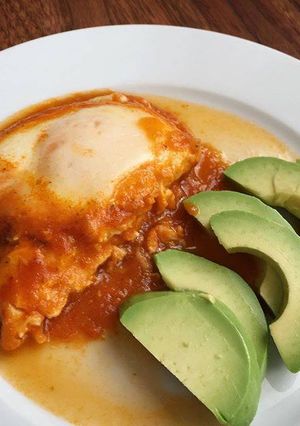 Una foto de Huevos ahogados en salsa roja
