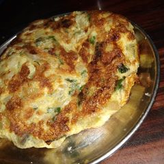A picture of Onion egg omelette.