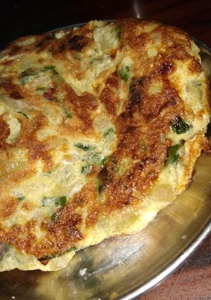 A picture of Onion egg omelette.