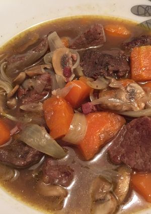 Hình của món Bœuf Bourguignon (Bò hầm rau củ).