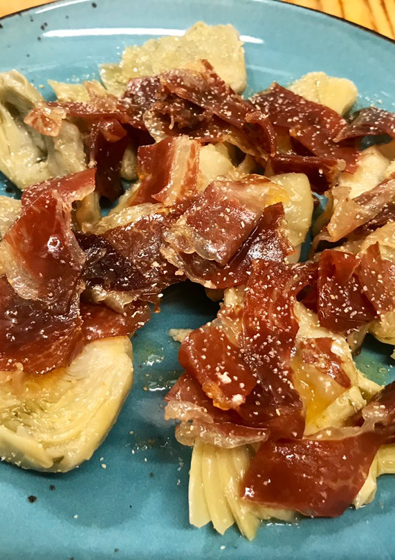 Una foto de Corazones de alcachofa con jamón ibérico