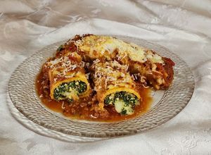 Una foto de Canelones de acelga, queso y ricotta con salsa bolognesa y bechamel. Gratinados 🍷🍽️