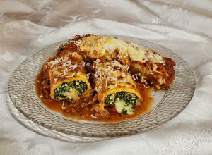Una foto de Canelones de acelga, queso y ricotta con salsa bolognesa y bechamel. Gratinados 🍷🍽️