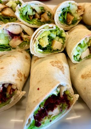 Une photo de Wraps au poulet avec crudités