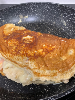 Una foto de Tortilla light proteica rellena de salmón