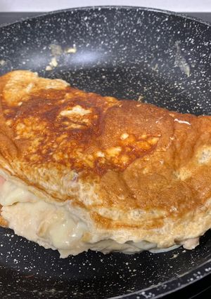 Una foto de Tortilla light proteica rellena de salmón