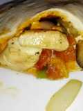 Pita de verduras y pollo braseado con salsa romesco