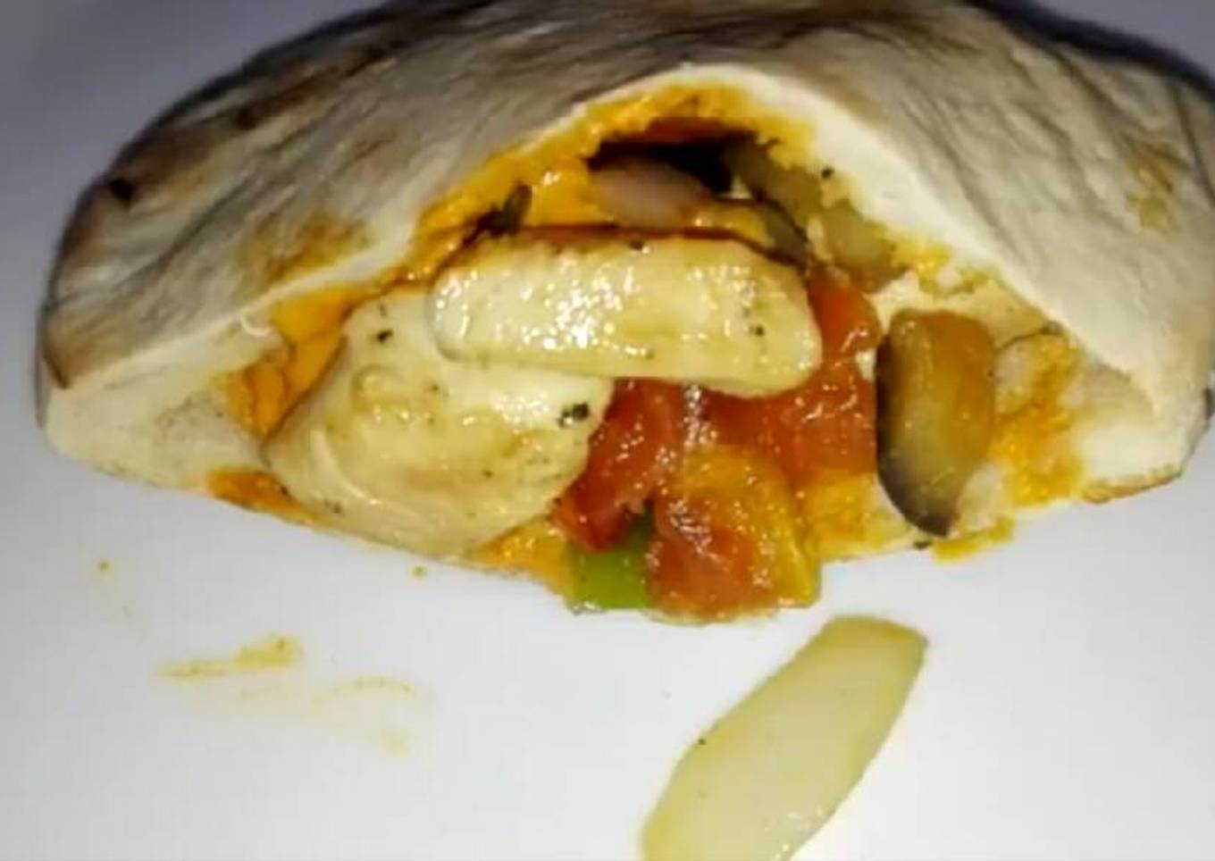 Pita de verduras y pollo braseado con salsa romesco